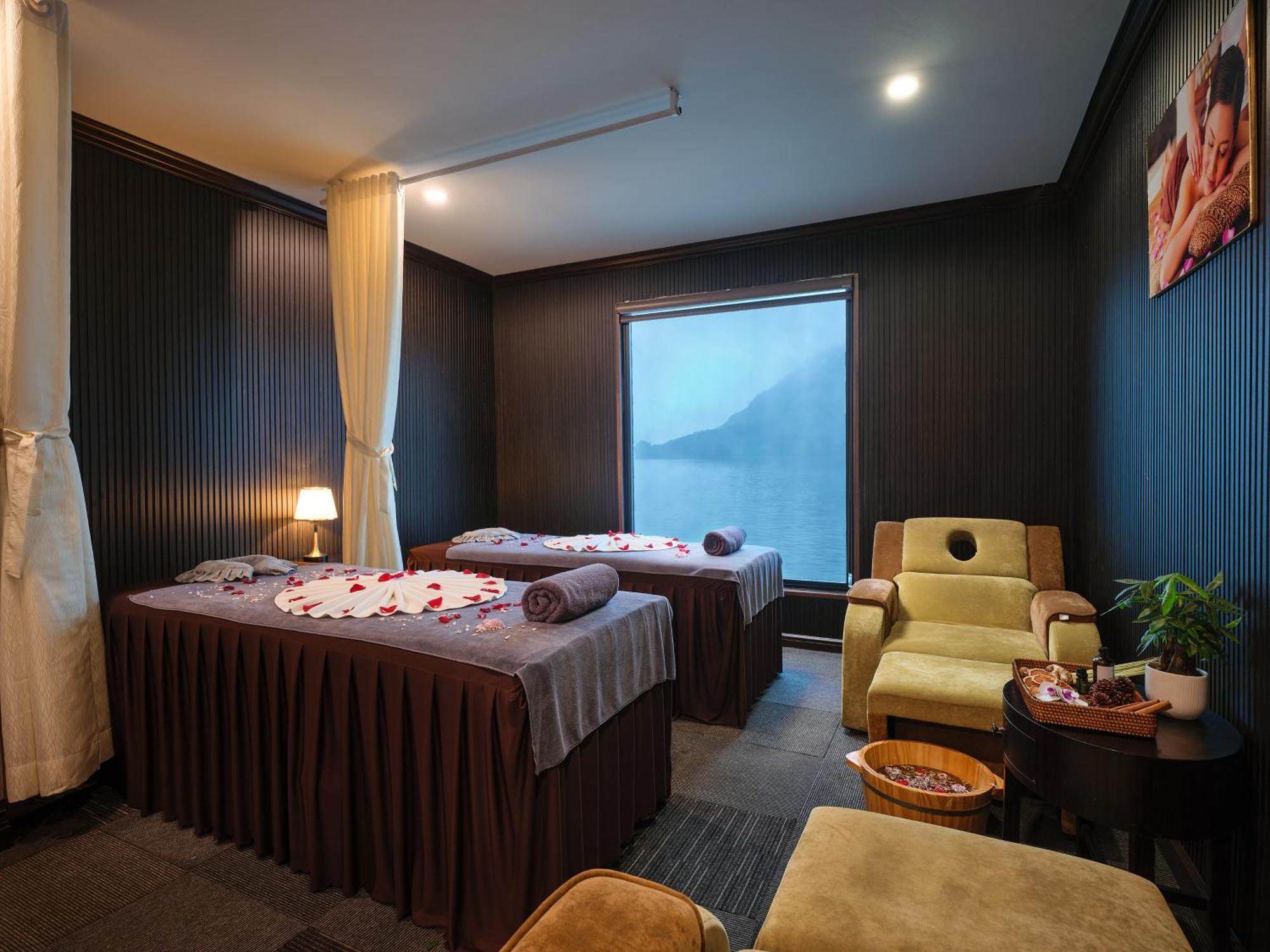 Era Premium Cruises Halong Hotel ฮาลอง ภายนอก รูปภาพ