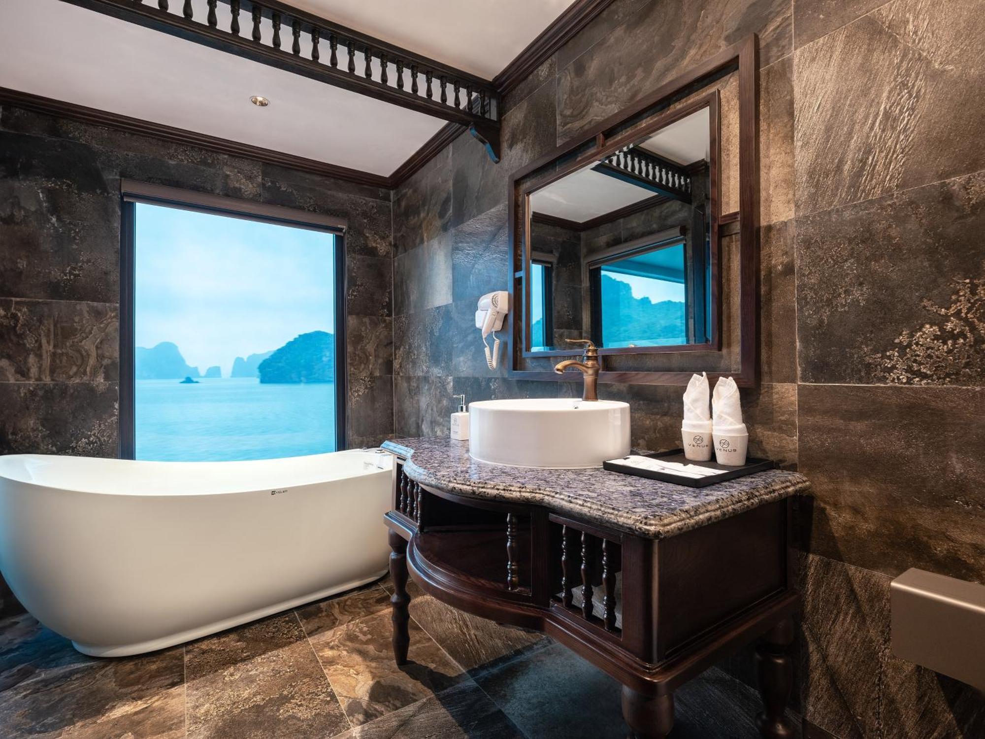 Era Premium Cruises Halong Hotel ฮาลอง ภายนอก รูปภาพ